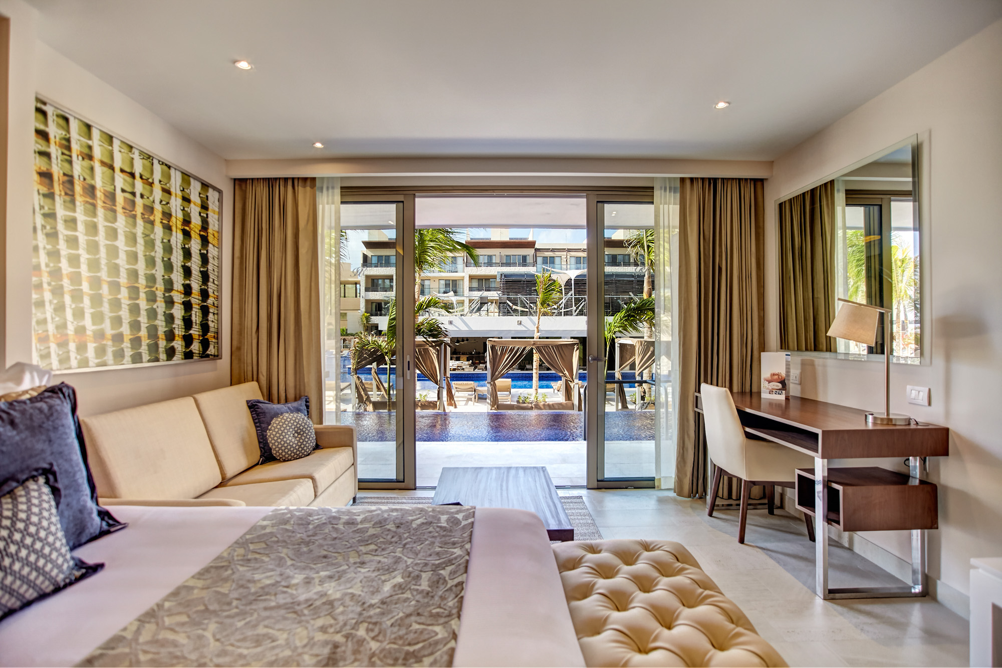 royalton_riviera_cancun_luxury_junior_suite_swim_out_diamond_club-2-6230b4066cca4